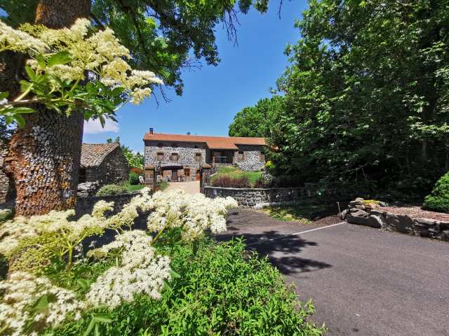 Photo Bed and breakfast Saint privat d'allier Le clos des pierres rouges